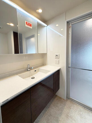 高品位な清潔感がある洗面室