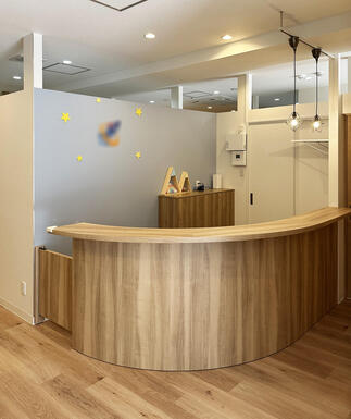 丸いカウンターがフレンドリーな受付