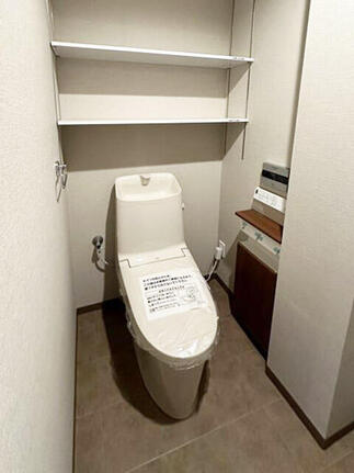 収納を配慮したすっきりトイレ