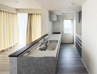 前の壁をこわし開放的なキッチン。左側がダイニングスペース