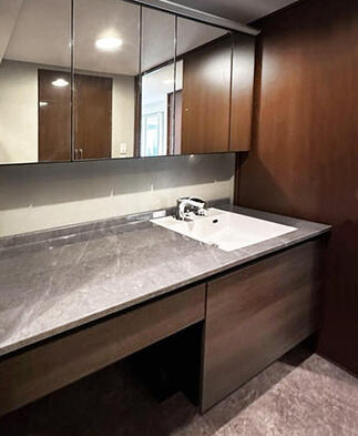 人造大理石のカウンターとダークな木目で高級感を演出