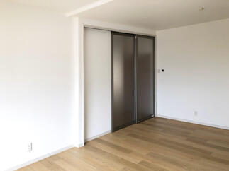 ヌケ感がある引違いの可動間仕切り