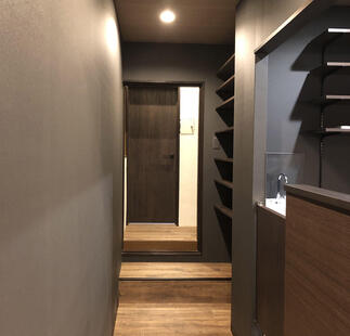 店舗からバックヤードへの通路