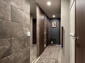 玄関からつながる廊下に重厚なエコカラット張り
