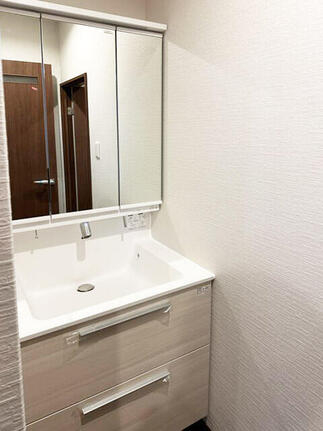 お手入れ簡単タイプで明るい色合いの洗面台