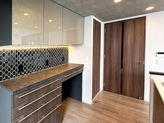 タイル張りや上部キャビネットを備えたキッチンキャビネットを導入