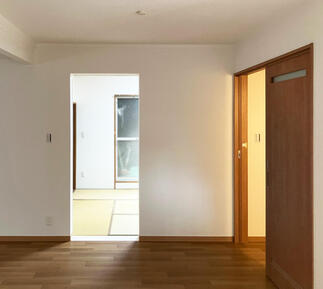 娘様ご家族の和室とつながるリビング空間