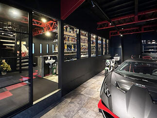 バースペースと透明ガラスで視覚的につながったカースペース