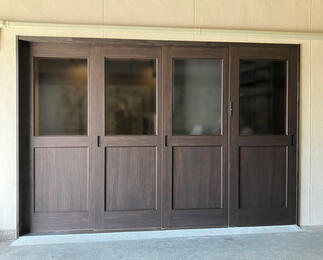 店舗とフリースペースの間の4連扉