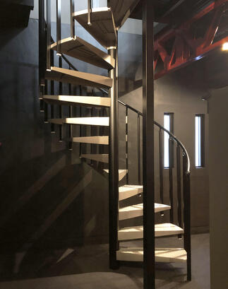 2階へのラセン階段