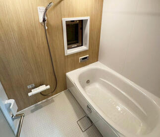 リラックスできるナチュラルな浴室