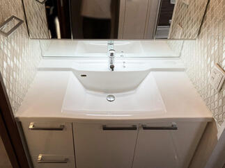 ガラスタイル張りできらめくサニタリー空間