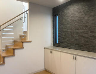 広い玄関スペースにダークカラーのエコカラット