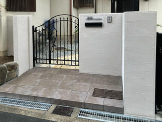 門前のポーチは宅配BOXを置けるスペースを確保