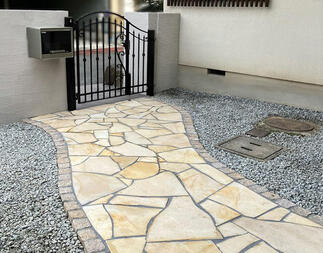 おしゃれな乱形石のアプローチ