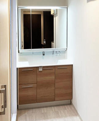 タッチレス水栓のナチュラルな洗面化粧台