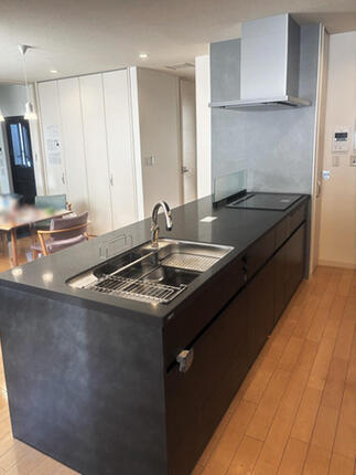 ラグジュアリーなダークカラーのリシェルを選び改装