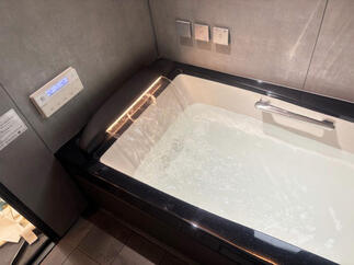 肩湯機能がつき、ゆったりとしたバスタイムを送る浴室