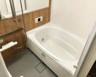 タイル張りの浴室を解体し、ユニットバスを設置