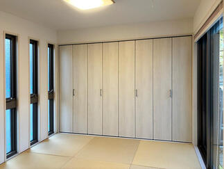 壁一面に収納システムを導入