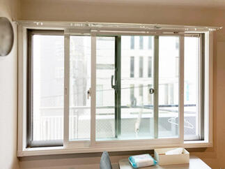 リビングのダイニングテーブル横の腰窓