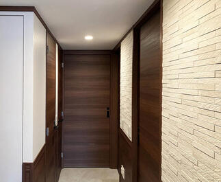 お客様を高品位にいざなう廊下のエコカラット