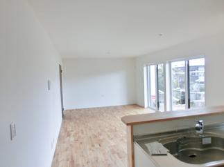 無垢のフローリングと天然素材の壁紙