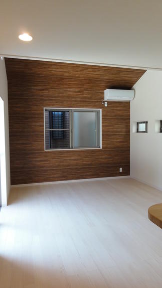 吹き抜けで広くみせる