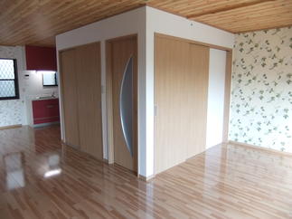 花柄の壁紙がかわいい。