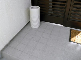 玄関ポーチ　タイル貼り替え