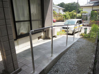 玄関前のスロープと手すり