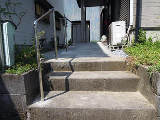 玄関前のスロープと手すり