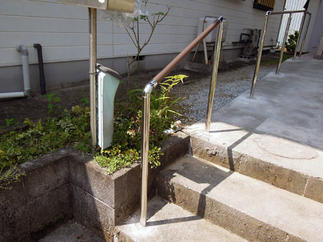 玄関前のスロープと手すり