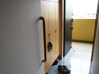 下駄箱横の手すり