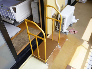 テラス入口の手すり付きステップ台