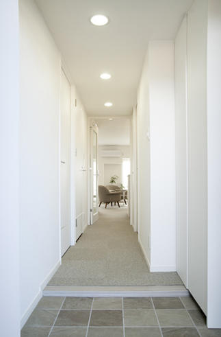 玄関からリビングを見たところ