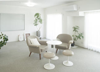 キッチンからリビングを見たところ