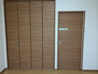 クローゼットの折れ扉と入り口片引き戸