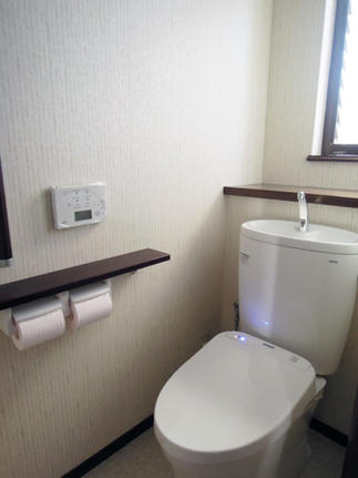 トイレ便器の交換と、壁クロスの貼替え