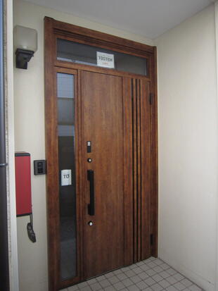 1daiリフォームで、木製玄関から断熱彩風機能付き玄関ドアに！