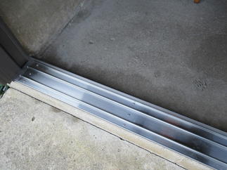 施工後（レール撤去後、新たに下枠を設置）