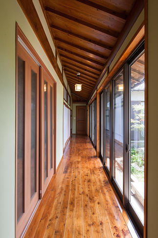 垂木や桁、床材をそのまま活かした縁側