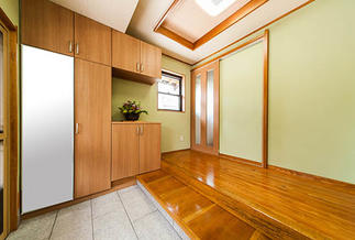 桜御影石の床が美しい玄関