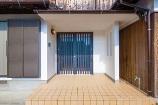 すっきりしたコントラストが印象的な玄関