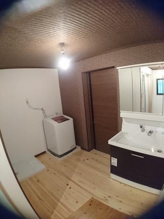 木目調の暖かな洗面室