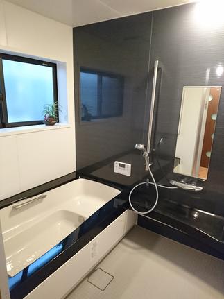 落ち着いた色合いのバスルーム