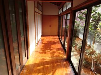 光の差し込む縁側