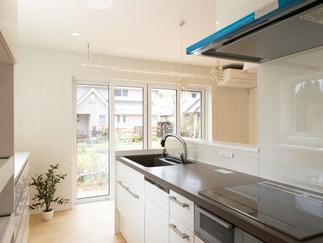 寒さのお悩みは、ＳＷ工法リフォームで解決！ ＳＷ工法リフォームは、SWリフォームパネルや天井・床・開口部などのリフォームで高断熱・高気密にこだわった高性能住宅を実現するリフォームです。　 ※写真はＳＷリフォームパネルを張った工事中の写真です