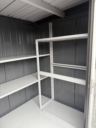 物置内　棚右側