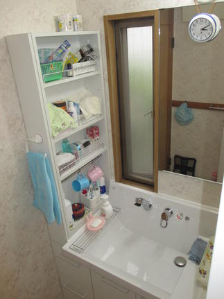 LIXILピアラ幅９０センチサイド収納タイプはオープンで使いやすい洗面化粧台です。前面に大きな鏡を取り付けました、